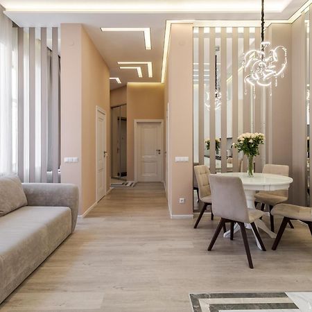 Royal Stylish Apartment In The Old City リヴィウ エクステリア 写真