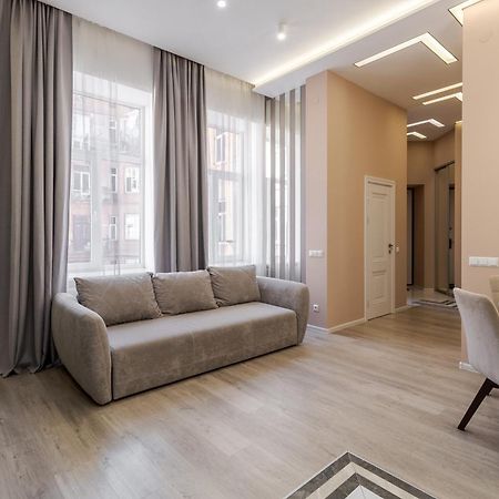Royal Stylish Apartment In The Old City リヴィウ エクステリア 写真