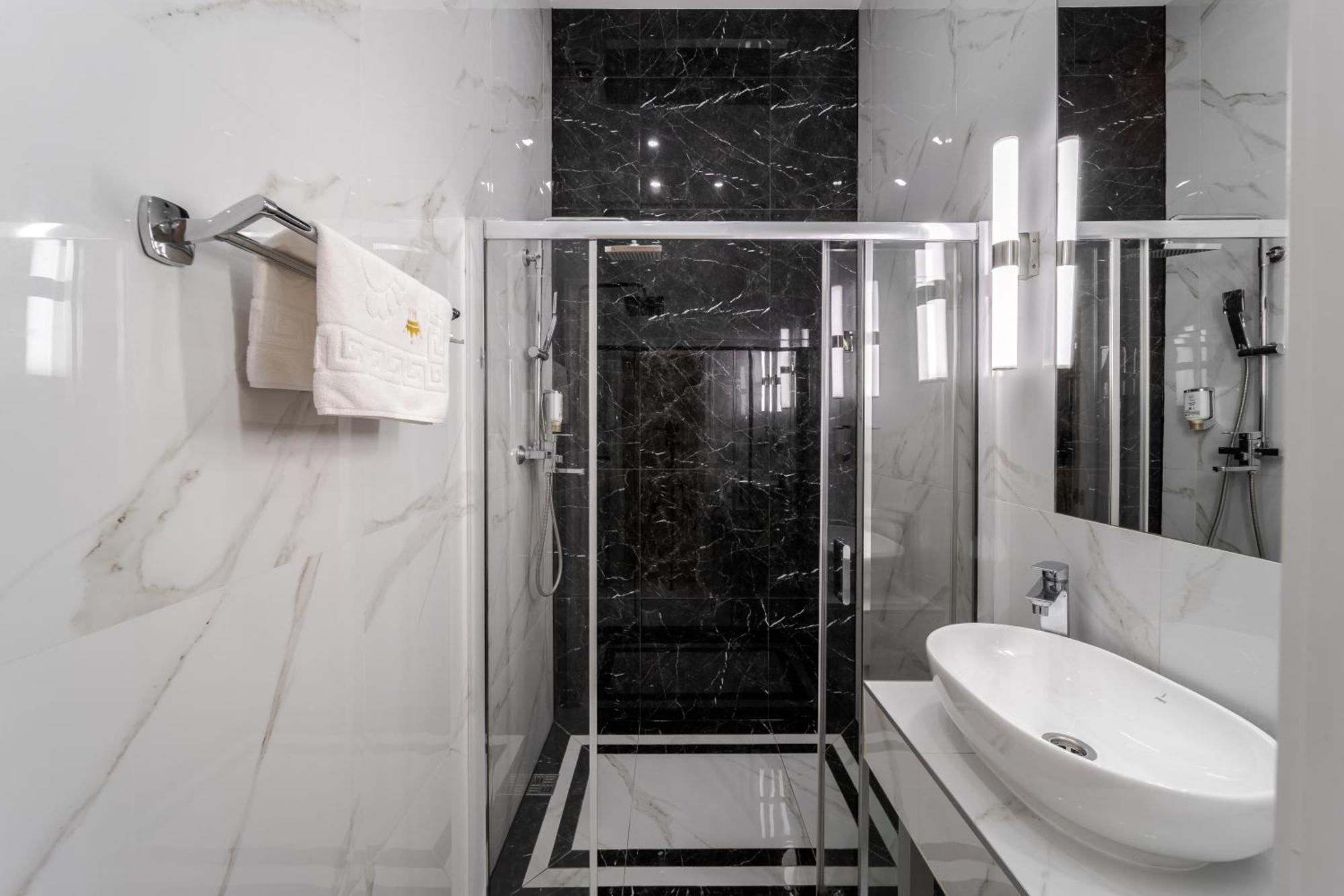 Royal Stylish Apartment In The Old City リヴィウ エクステリア 写真