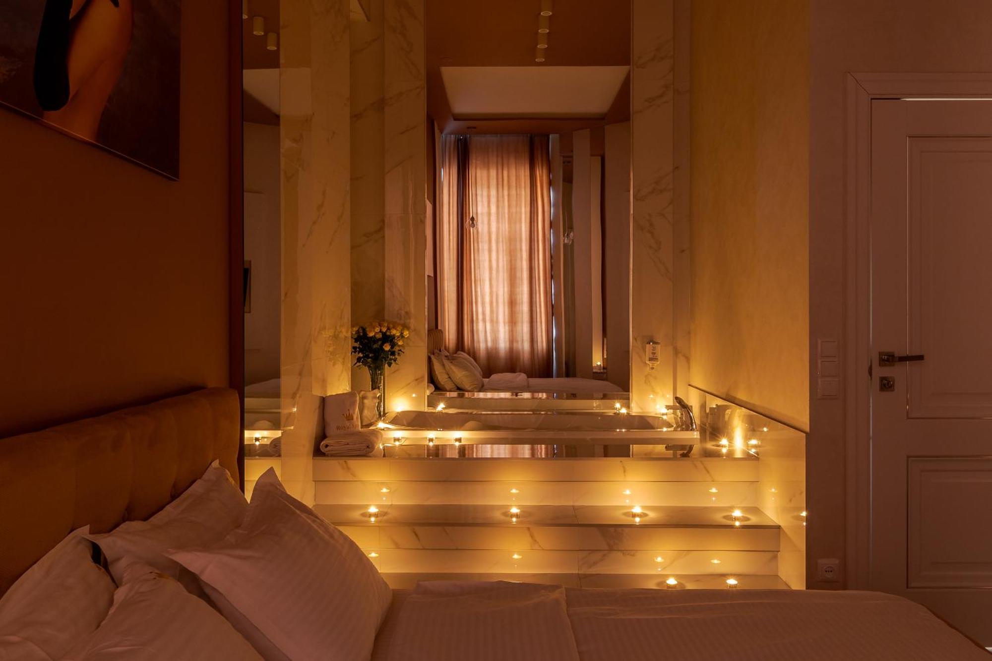 Royal Stylish Apartment In The Old City リヴィウ エクステリア 写真