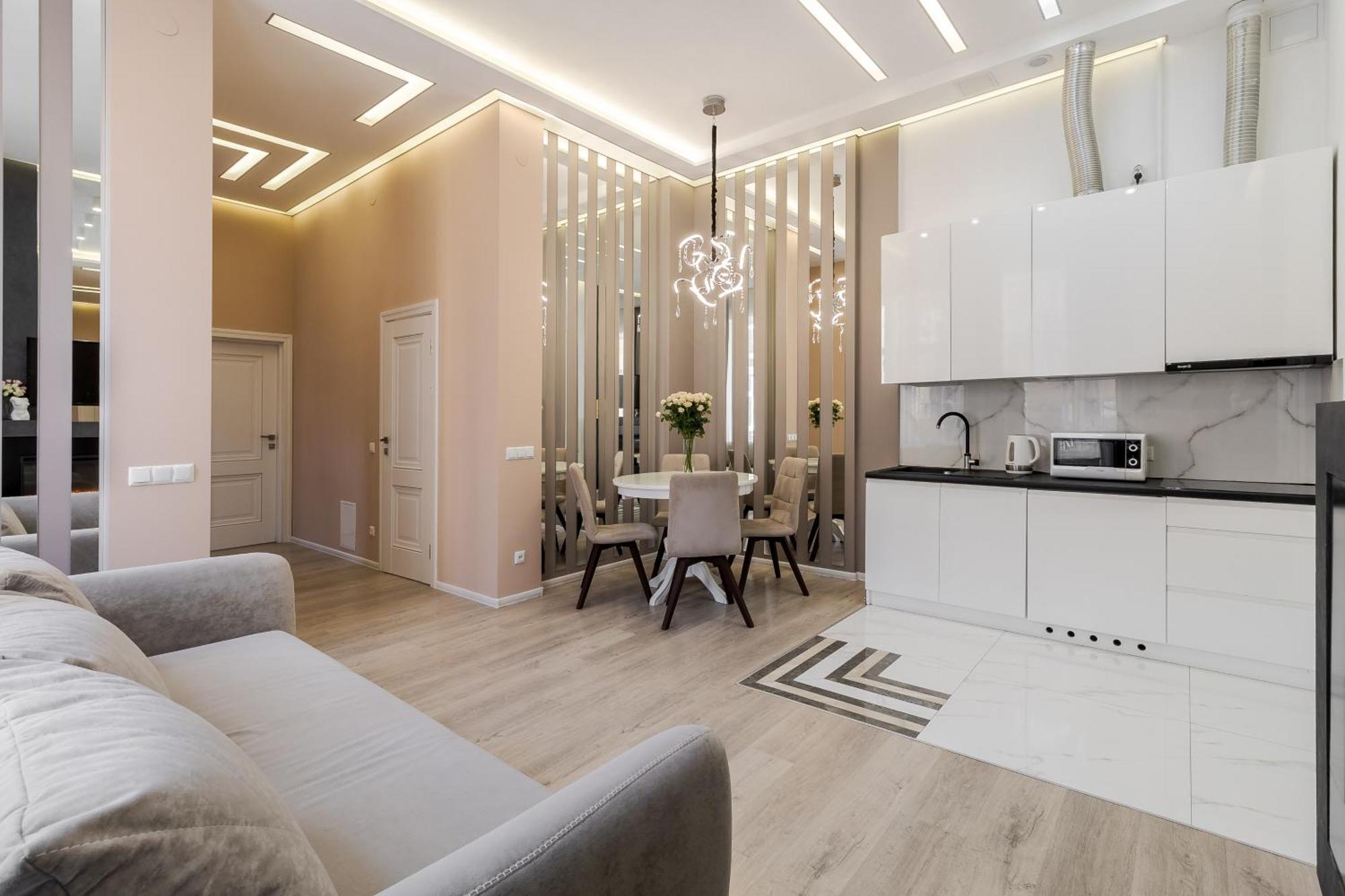 Royal Stylish Apartment In The Old City リヴィウ エクステリア 写真
