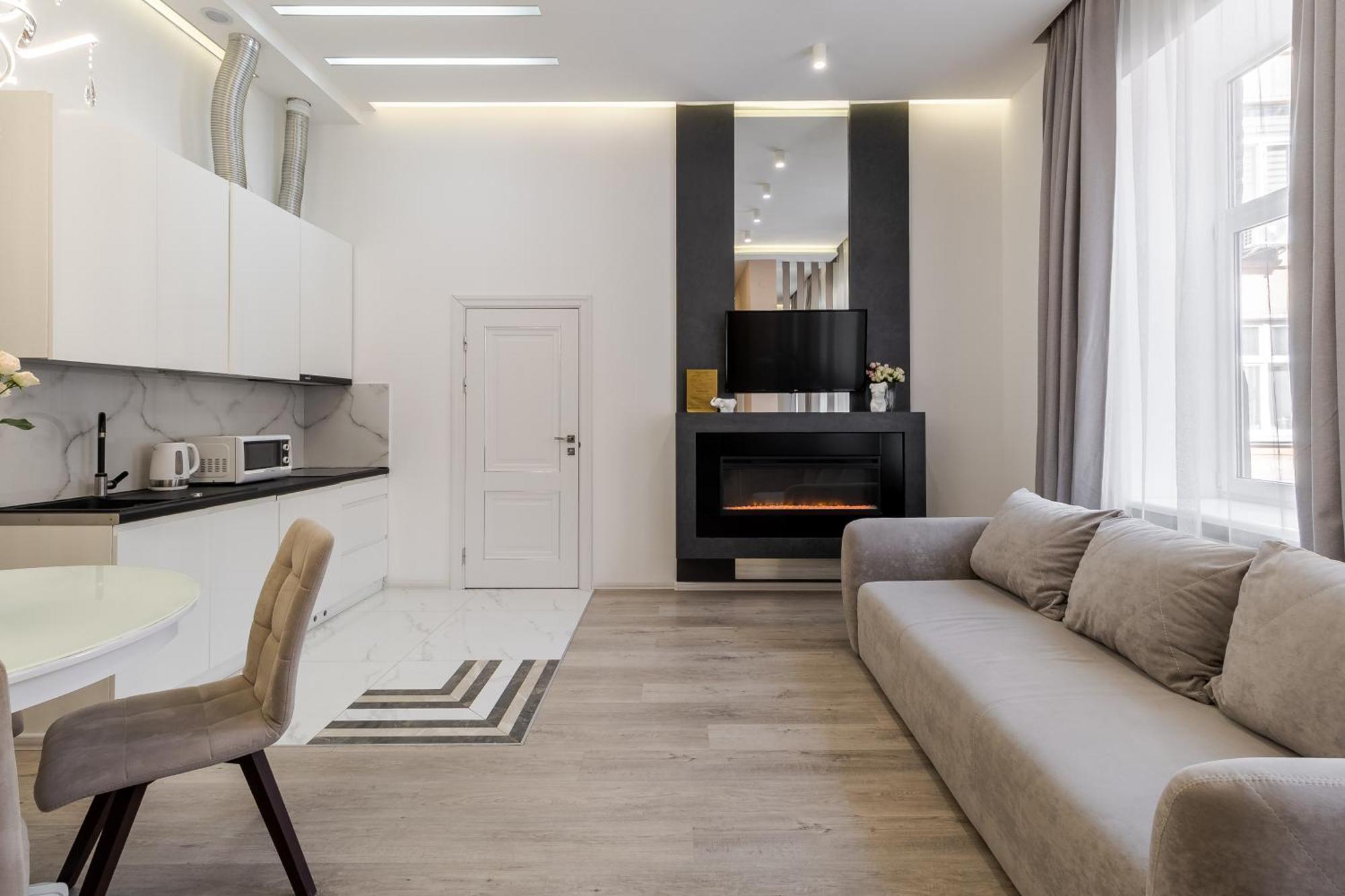 Royal Stylish Apartment In The Old City リヴィウ エクステリア 写真