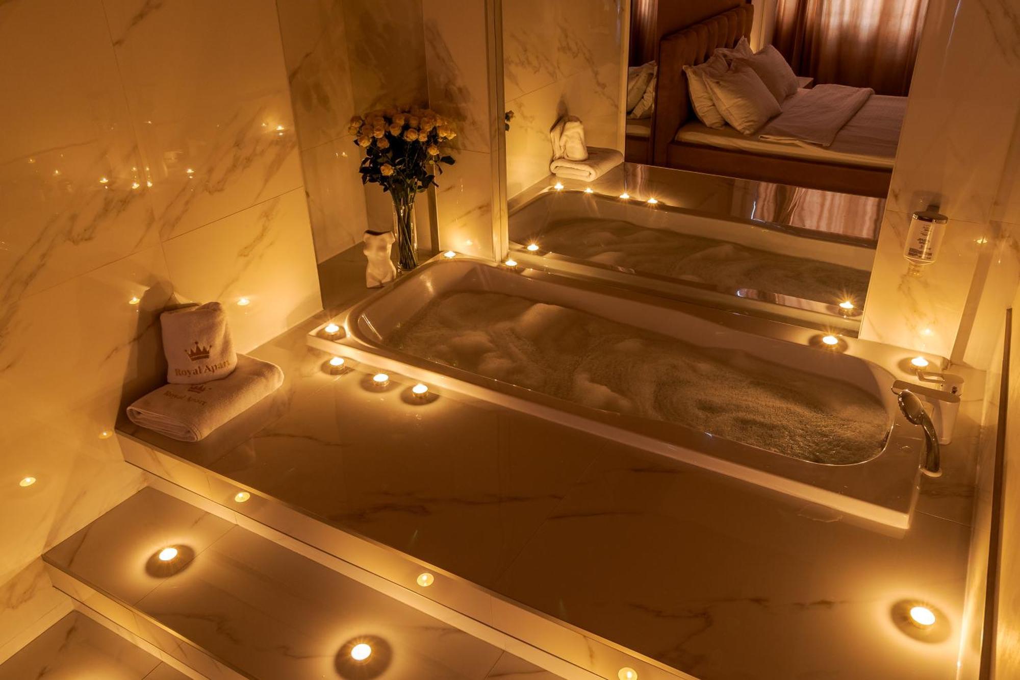 Royal Stylish Apartment In The Old City リヴィウ エクステリア 写真
