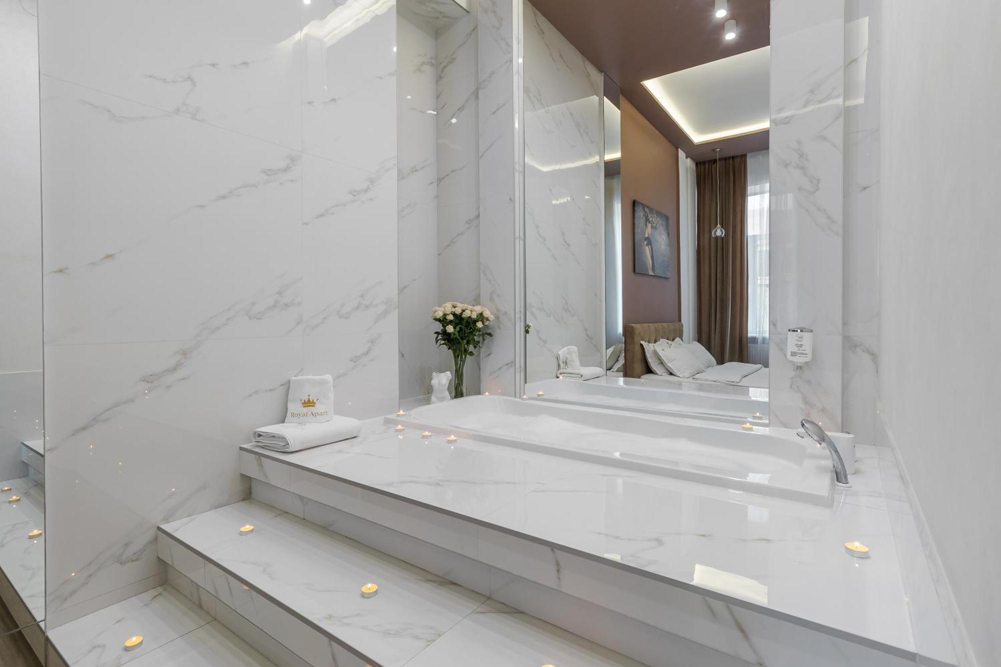 Royal Stylish Apartment In The Old City リヴィウ エクステリア 写真