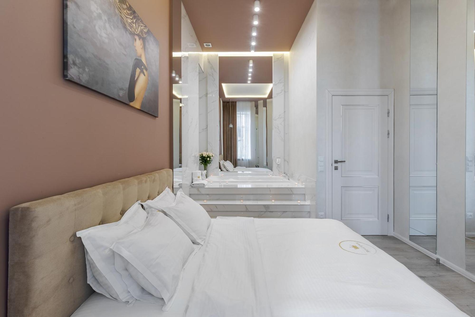 Royal Stylish Apartment In The Old City リヴィウ エクステリア 写真