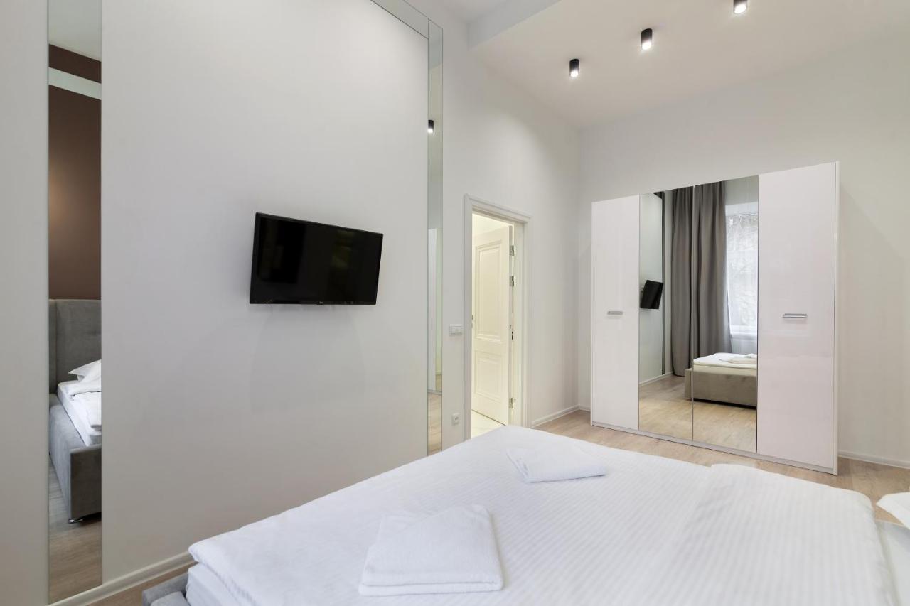 Royal Stylish Apartment In The Old City リヴィウ エクステリア 写真