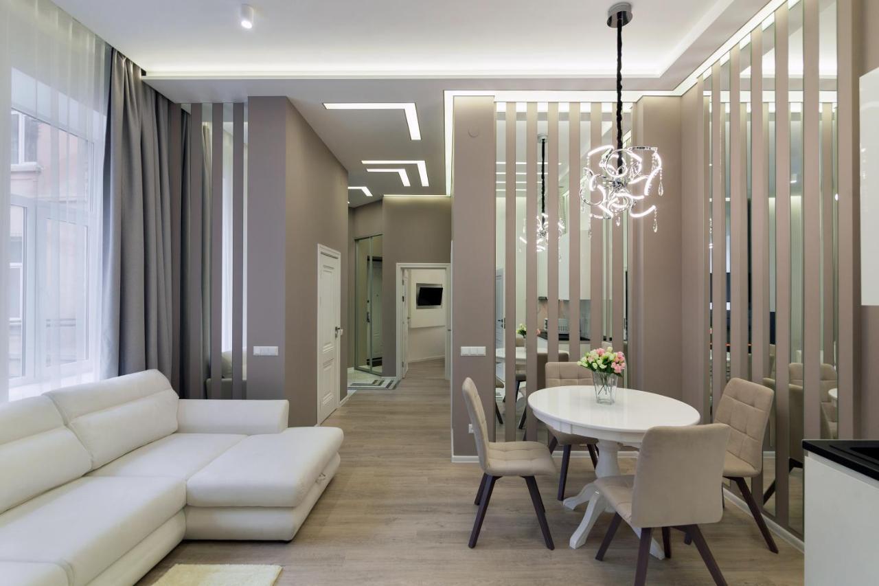 Royal Stylish Apartment In The Old City リヴィウ エクステリア 写真