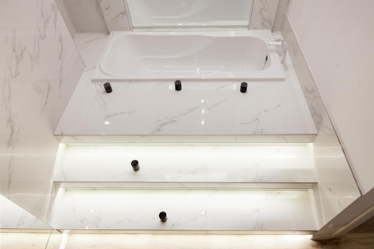 Royal Stylish Apartment In The Old City リヴィウ エクステリア 写真