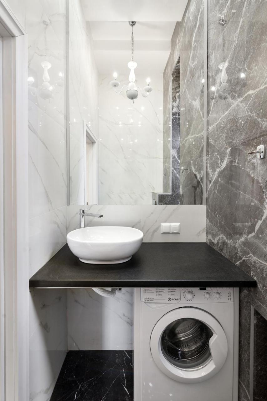 Royal Stylish Apartment In The Old City リヴィウ エクステリア 写真