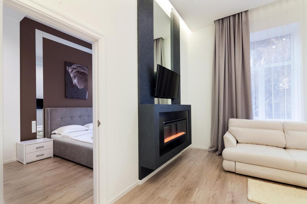 Royal Stylish Apartment In The Old City リヴィウ エクステリア 写真