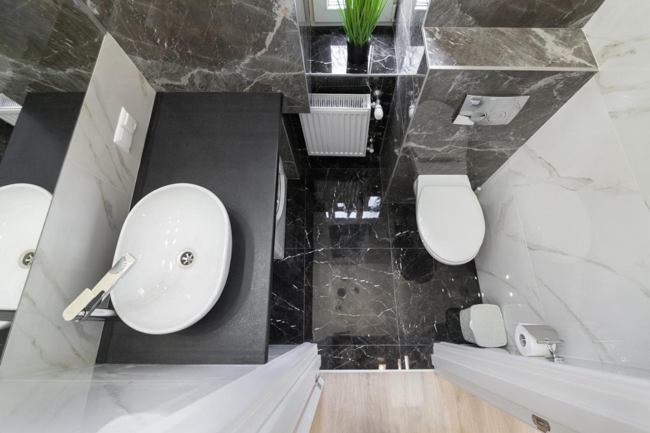 Royal Stylish Apartment In The Old City リヴィウ エクステリア 写真