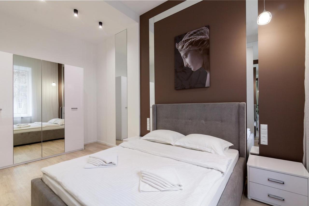 Royal Stylish Apartment In The Old City リヴィウ エクステリア 写真