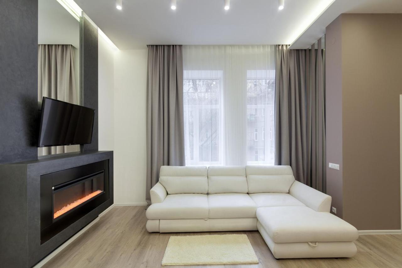 Royal Stylish Apartment In The Old City リヴィウ エクステリア 写真