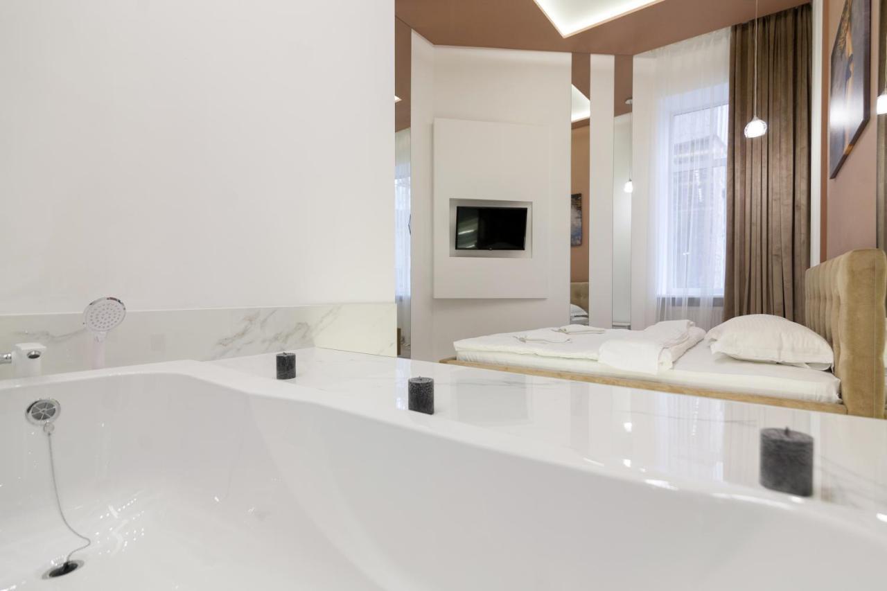 Royal Stylish Apartment In The Old City リヴィウ エクステリア 写真