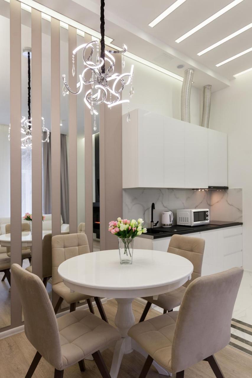 Royal Stylish Apartment In The Old City リヴィウ エクステリア 写真