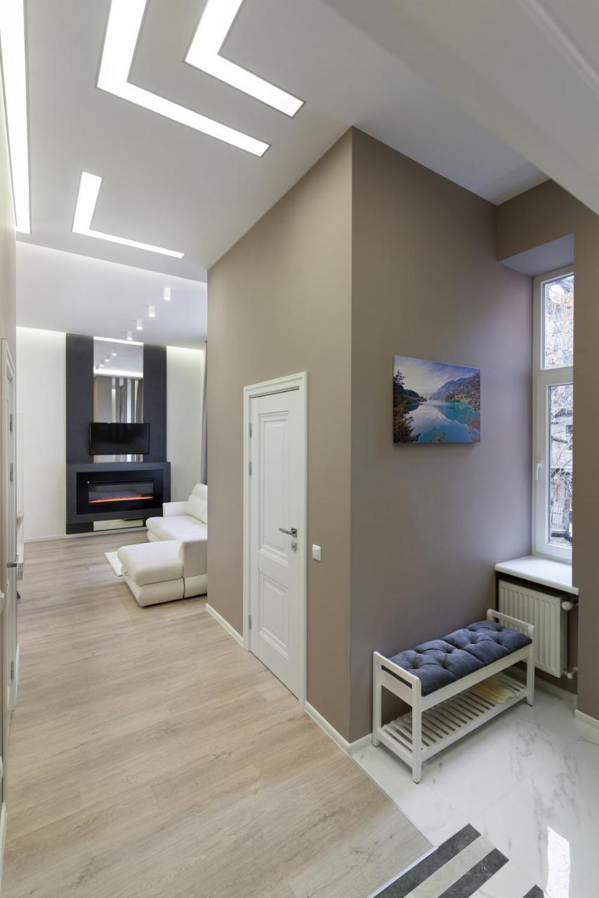 Royal Stylish Apartment In The Old City リヴィウ エクステリア 写真