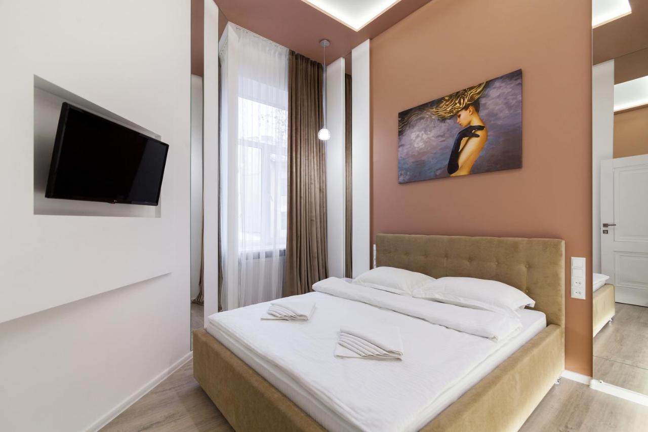 Royal Stylish Apartment In The Old City リヴィウ エクステリア 写真