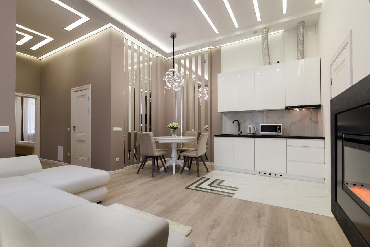 Royal Stylish Apartment In The Old City リヴィウ エクステリア 写真
