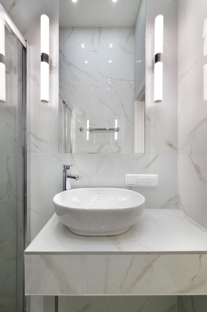 Royal Stylish Apartment In The Old City リヴィウ エクステリア 写真